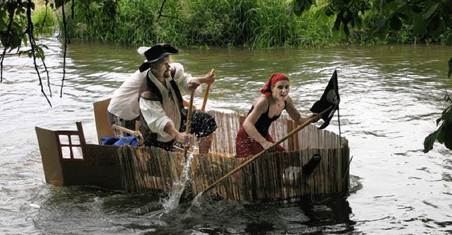 Piraten auf der Alten Elz: Das Boot &#...tta  der Narrenzunft Kenzingen durch.   | Foto: Johanna Kaufmann