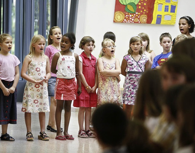 Junge Snger singen konzentriert vor ihren Eltern und Freunden.  | Foto: Christoph Breithaupt