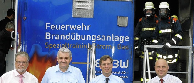 Feuerwehrleute in voller Montur am Bra...m Gelnde der  Emmendinger Feuerwehr.   | Foto: Dieter Erggelet