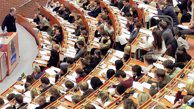 Vorne am Hrsaalpult steht meist ein M...h mehr Frauen auf Professuren bringen.  | Foto: dpa