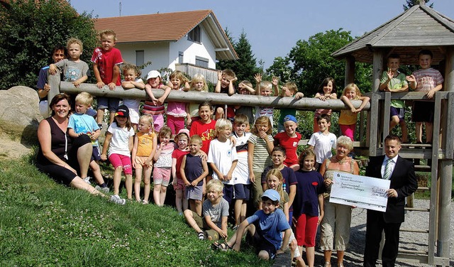 Die Kinder des SV Fischingen freuten s...n der Sparkasse Lrrach-Rheinfelden.    | Foto: Frey