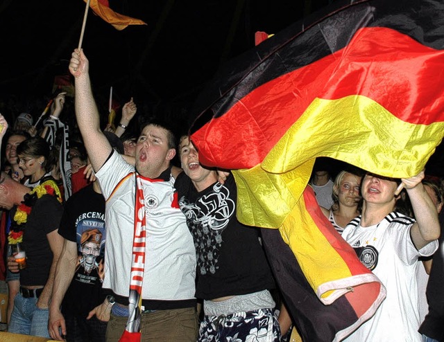 1500 Fuball-Fans in Feierlaune: berw...eim Halbfinale im Schauzelt zu.         | Foto: Jannik Schall