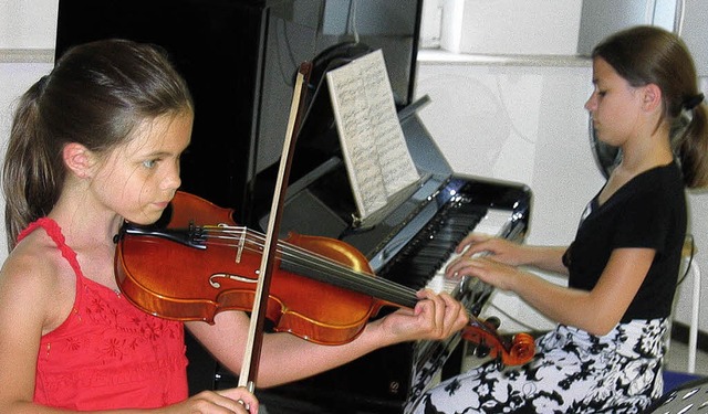 Die junge Violinistin Carolin Trost wi...rstin Anne Trost am Klavier  begleitet  | Foto: Michael Gottstein