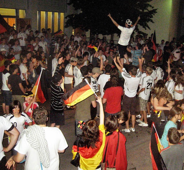 Zittern whrend des Spiels, Freude nac...g der deutschen Mannschaft ins Finale. 