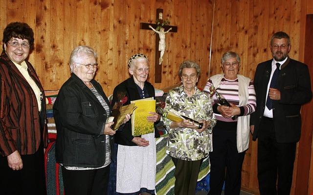 Vorsitzende Rita Rothhardt (links) und...e Mitgliedschaft bei der kFD Bleibach. 