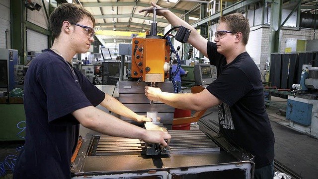 Noch sind sie in der alten Lehrwerksta...n  Lehrjahr bei der Firma Herrenknecht  | Foto: Christoph Breithaupt