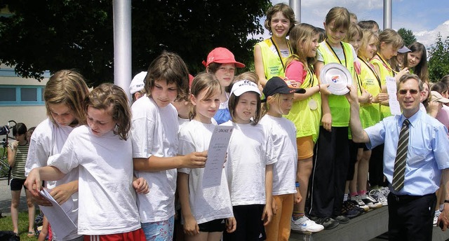 Landrat Hanno Hurth gratuliert den Gru...r Schwarzenberg-Grundschule Waldkirch. 