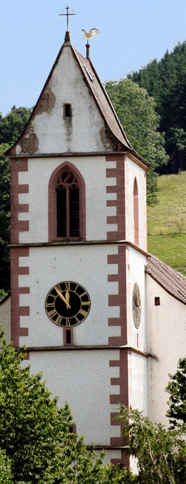 Fnf vor zwlf? Der Zahn der Zeit nagt...r Kirche St. Sebastian in Simonswald.   | Foto: Horst Dauenhauer