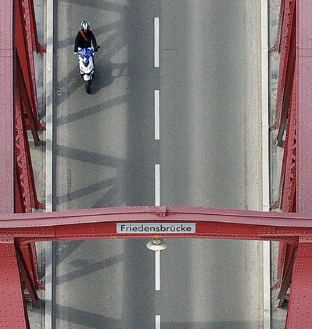 Hat vielleicht bald ausgedient: die Friedensbrücke | Foto: Beck Hat vielleicht bald ausgedient: die Friedensbrücke | Foto: Beck