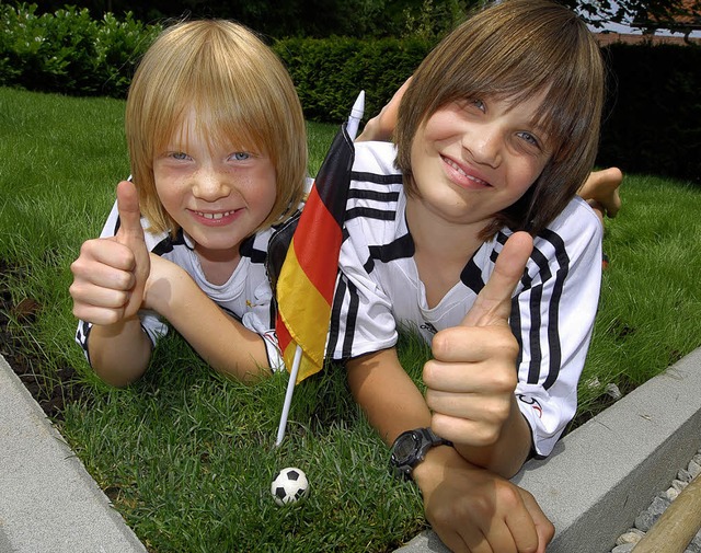 Julius, 8, (links) und David, 11,  sin...dem Stadion Wankdorf in Bern.   <?ZE?>  | Foto: Birgit-Cathrin Duval