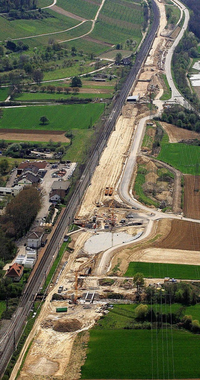 Alte und neue Bahngleise (hier die Tra...rn der Kreis und der Regionalverband.   | Foto: Erich Meyer