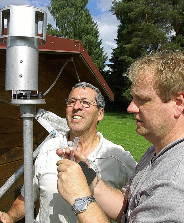 Karlheinz Rontke (rechts) vom Verkehrs...qualittsmessstation in Dittishausen.   | Foto: S.  Barthmes