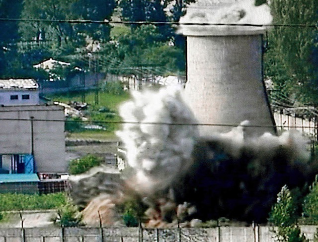 Die Fhrung Nordkoreas lsst den Khlt...ten Atomkraftwerks Yongbyon sprengen.   | Foto: DPA