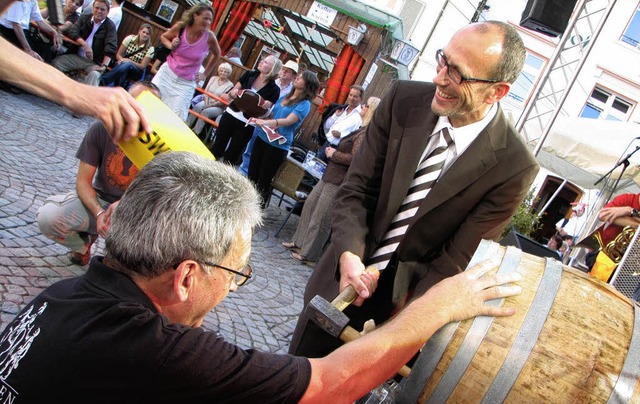 Mit edlem Britzinger Wein lutete Brg...artin Weissbrodt das Brckenfest ein.   | Foto: Hildegard Siebold
