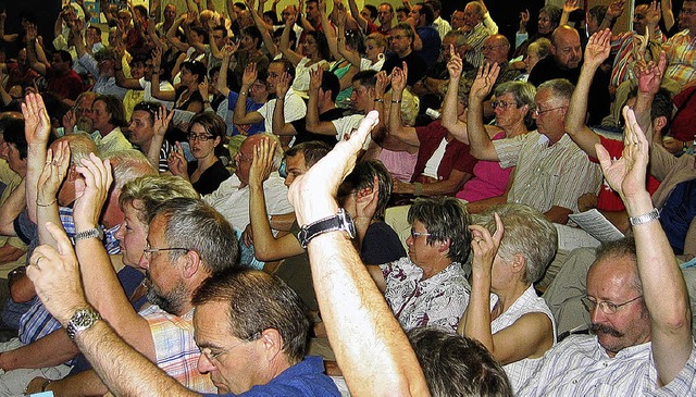 Hand hoch: Mit knapper Mehrheit billig...r 4,3 Millionen Franken zu erneuern.   | Foto: michael gottstein