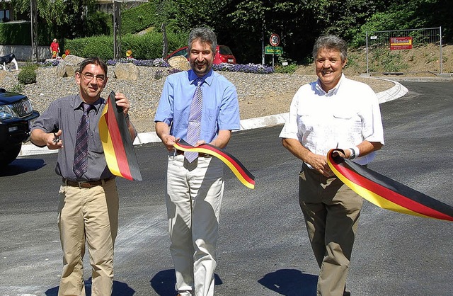 Bernd Murgul, Michael Thater und Karl ...hten damit den Kreisel in Brennet ein.  | Foto: Jrn Kerckhoff