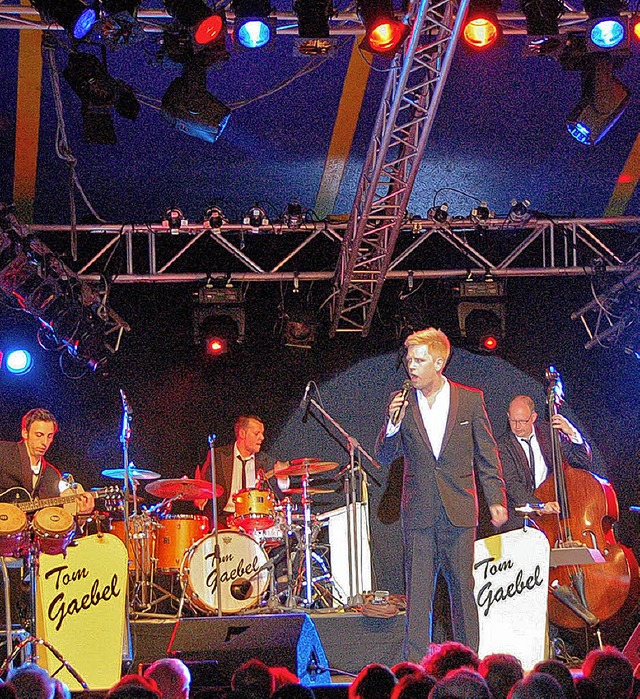 Tom Gaebel and His Band: Eine rasante ...tkonzert  des  zweiten  Zeltfestivals.  | Foto: JUlia Jacob