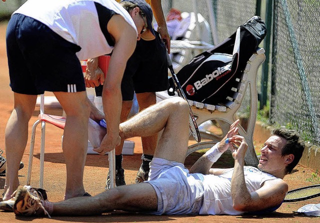 Der Lrracher Tennisspieler Sebastian ...em Vater nach einem Sturz untersucht.   | Foto: schn
