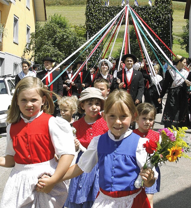 Trachten, so bunt wie Sommerblumen, tr...tern in Drlinbach an (rechts unten).   | Foto: Heidi Fssel