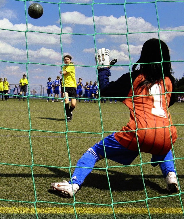 Mdchen spielen Lehmann: Neunmeterschi...Mdchenfuballturnier in Reiselfingen.  | Foto: Bachmann