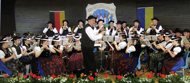 Der Gastgeber des Festes: die Musikkapelle Siensbach mit Dirgent Aurel Manciu   | Foto: Privat