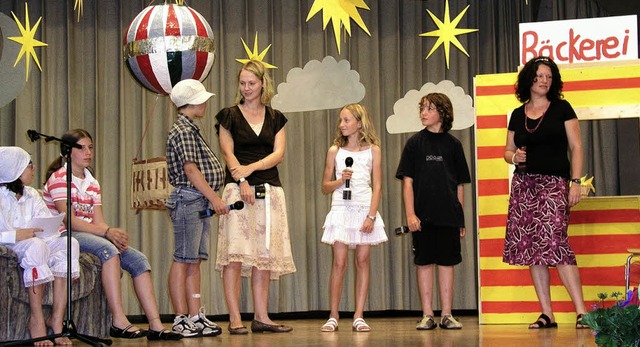 Marie T. Martin im Kreis der Kinder auf der Bhne.   | Foto: heidrun brichta