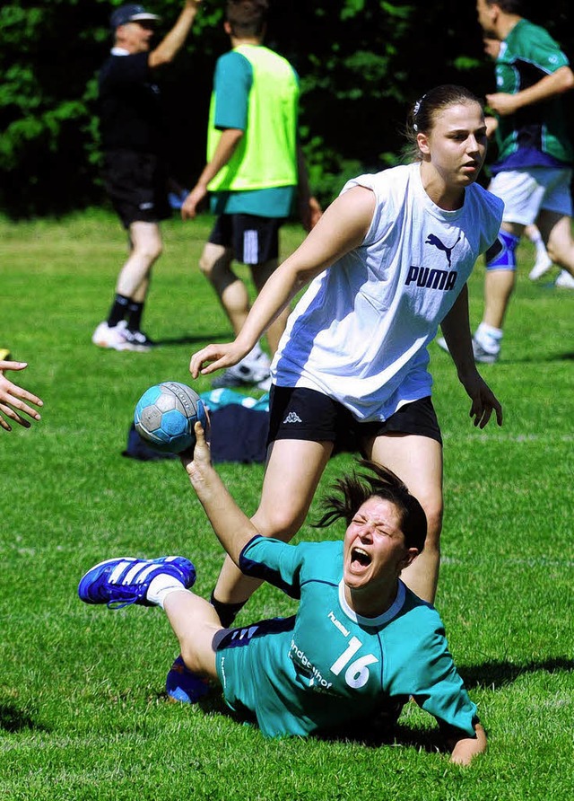 Ein spannendes Spiel lieferten sich di...(grnes Trikot) und der TuS Ringsheim.  | Foto: wolfgang knstle