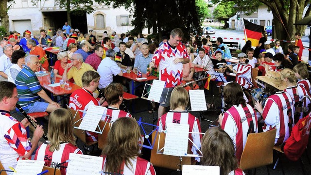 Musiker in Fuballtrikots:  kleines Platzkonzert mit Stimmungsgarantie   | Foto: Wolfgang Knstle