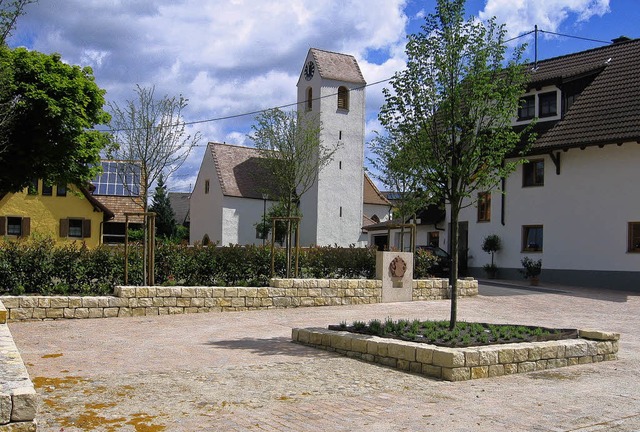 Der Schlussstein fr die Sanierung des...lassen, das dem Umbau weichen musste.   | Foto: Gemeinde Ballrechten-dottingen