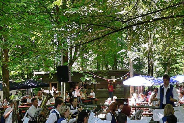 Flotte Blasmusik im grnen Wald