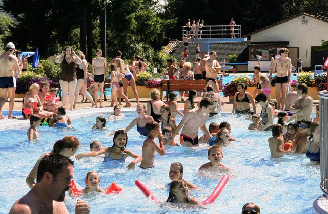 Am Sonntag   ging es in den Becken des...en einfach das herrliche Badewetter.    | Foto: Michael Raab