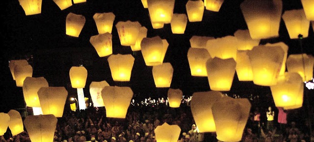 Die fliegenden Lampions sind in Asien ...k bringen und Wnsche transportieren.   | Foto: AFP