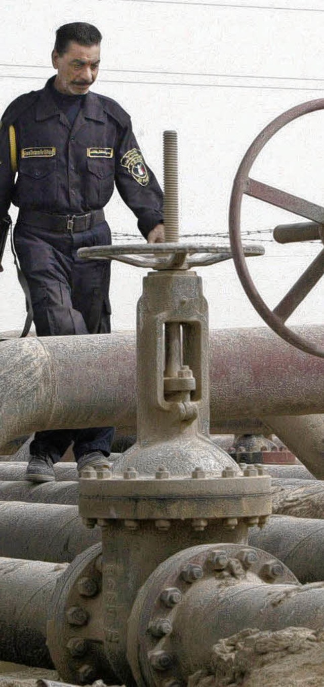Ein irakischer Wachmann kontrolliert eine Pipeline.   | Foto: DPA