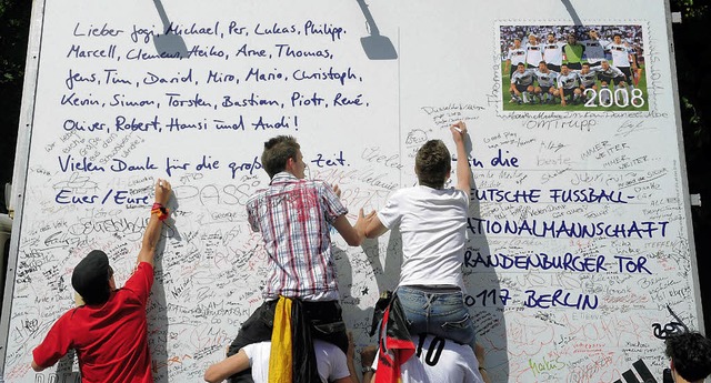 Post fr Jogi<?AGev?><?_AGev?>&amp;<?A...Riesenkarte an der Stra des 17. Juni  | Foto: DPA/DDP