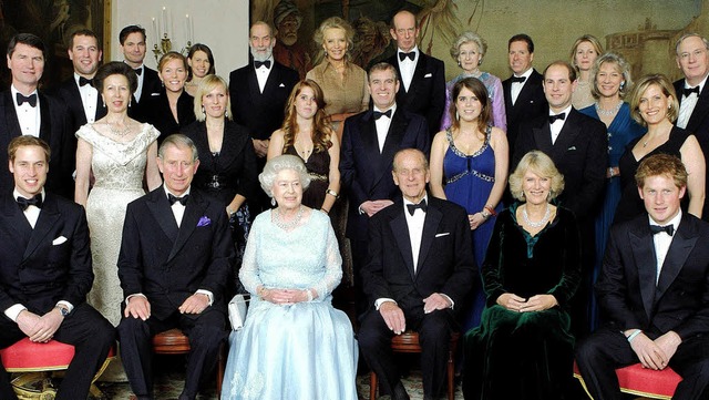 Gro und anspruchsvoll: die  Knigsfam...en-Windsor und Prinz Harry (von links)  | Foto: dpa