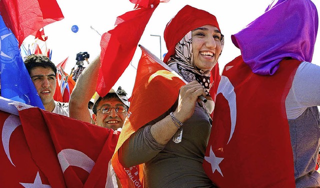 Anhnger der AKP bei einer Demo in Istanbul  | Foto: dpa