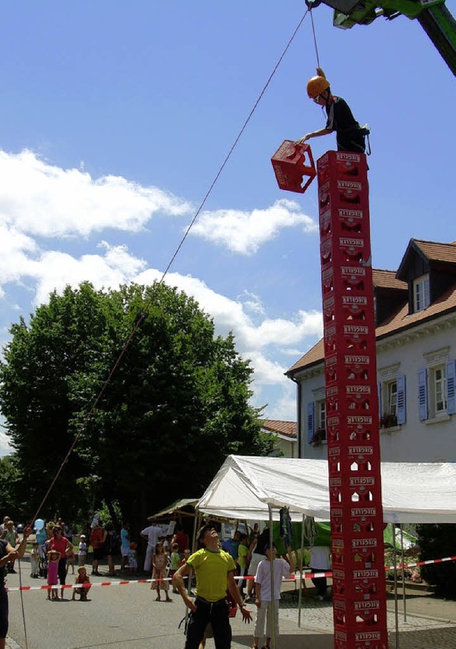 Kisten stapeln, einmal mehr eine Attra...m Sommerfest von St. Anton in Riegel.   | Foto: Jakob Katzmann