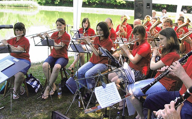 Der Musikverein Sasbach spielte beim F...er Angelfreunde zum Frhschoppen auf.   | Foto: Roland Vitt