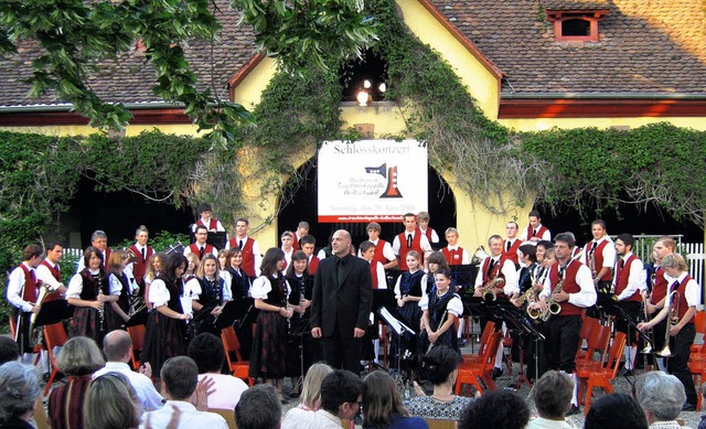 Viele Zuhrer kamen zum Sommerkonzert in den Schlosshof.   | Foto: Anne Freyer