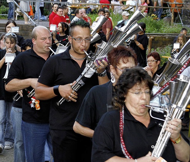 Mit Musik marschierte die Schalmeienka...ch aufs Festgelnde im Klostergarten.   | Foto: heidi fssel