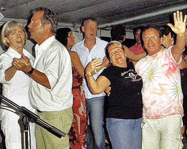 Auf der Tanzflche ging es bei der Oldie Night des FC eng zu.     | Foto: Raab