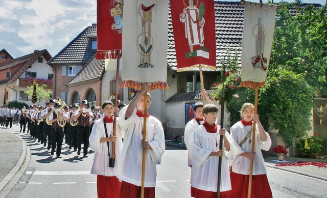 Die Oberrotweiler Kirchengemeinde  fei...ion, an der viele Glubige teilnahmen.  | Foto: herbert trogus