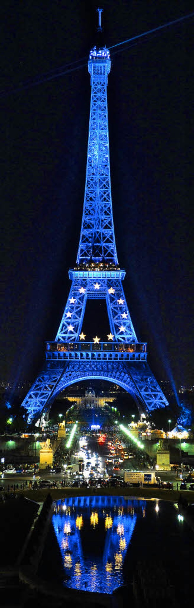Zumindest der Eiffelturm strahlte gestern europisch-blau.  | Foto: afp
