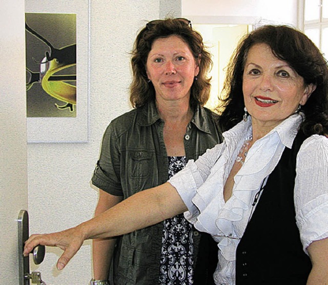 Brigitte Pothmann schliet die Tr der Kunstkantine, Jutta Schwarz sieht zu.     | Foto: Ilona Hge