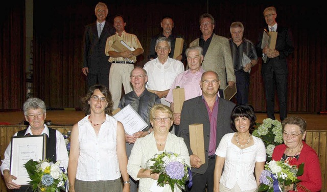Die Geehrten des Turnvereins Endingen:...msa (2. von rechts) die Ehrungen vor.   | Foto: Roland  Vitt