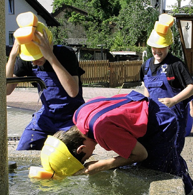 Willkommene Abkhlung beim Spiel am Brunnen. 