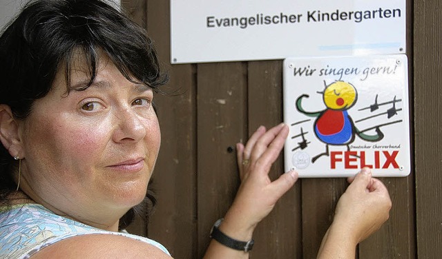 Kindergartenleiterin Claudia Laufer fr...tesiegel des Deutschen Chorverbandes.  | Foto: Sebastian Barthmes
