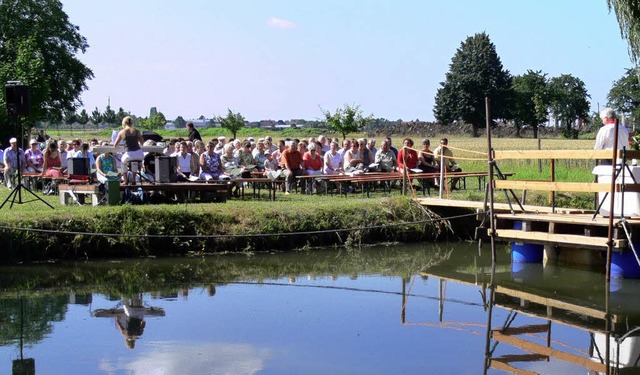 Mit einem Gottesdienst im Freien wurde das Sommerfest am Sonntag fortgesetzt.   | Foto: dieter fink