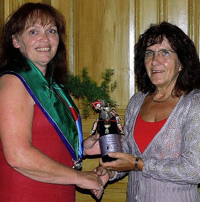 Roswitha Kandler (links) dankte Maria ... <?ZE?>den den Landfrauen Schnenbach. 