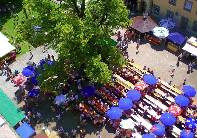 Das Dorffest auf dem Klosterplatz St. Peter  aus der Vogelschau 